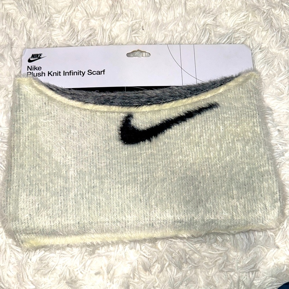Nike - Plush Knit Infinity Scarf